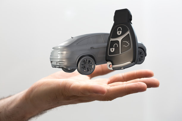3D渲染的汽车和钥匙在一个男性手孤立的白色背景图片下载