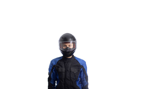 摩托车手在摩托车装备头盔和夹克手套上的白色背景。图片下载