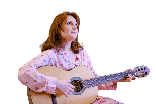 一位年轻的女音乐家在家工作，孤立地在白色背景上工作。一个拿着吉他的女人在网上上课。音乐老师为隔离学生进行在线教学。图片下载