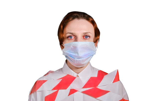 一名女子被绑在白色背景上，身穿白衬衫，戴着医用口罩。被隔离在冠状病毒隔离中的人的概念图片下载