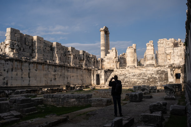游客在阿波罗神庙拍照图片下载