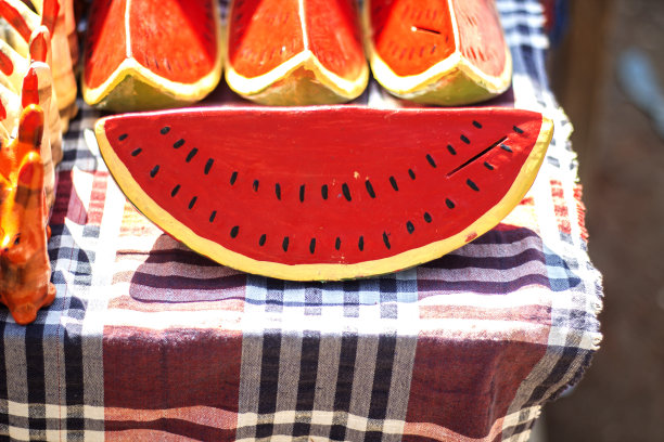 桌子上有一些用泥土做的西瓜，背景很模糊图片下载