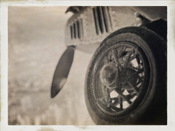 老式双翼飞机模型的细节图片下载