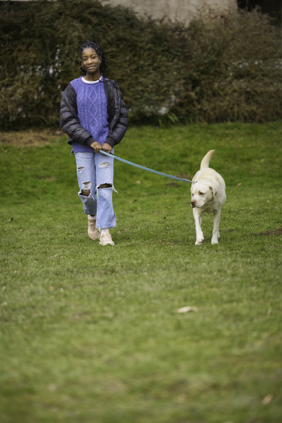 十几岁的女孩和她的狗图片下载