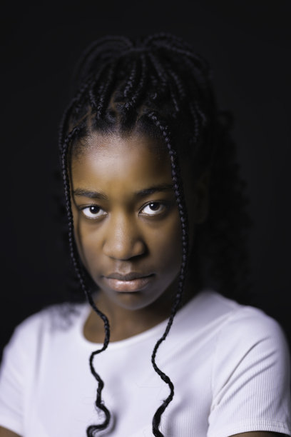 黑色青春期前，定型的头发图片下载