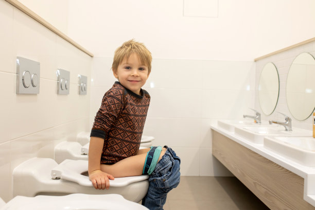 可爱的孩子，在幼儿园上厕所图片下载