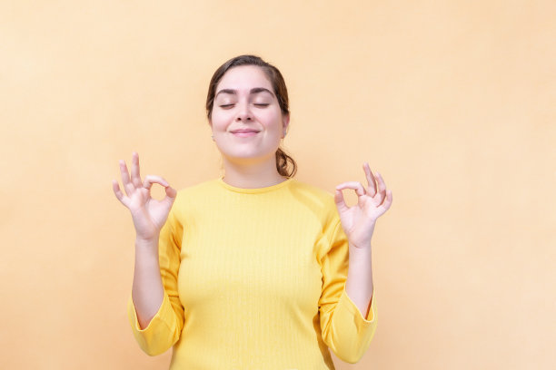 一个快乐的年轻女孩的肖像显示ok手势。图片下载
