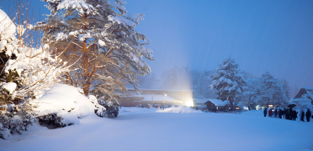 白川乡的夜晚，在日本的冬天，厚厚的积雪图片下载