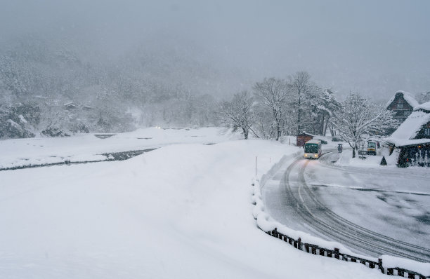 日本高山市下雪的道路图片下载