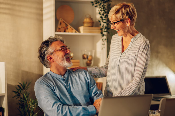 老夫妇在家里用笔记本电脑图片下载