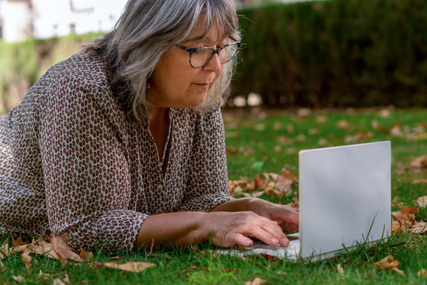 公园里一个拿着电脑的女人图片下载