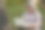 公园里一个拿着电脑的女人图片下载