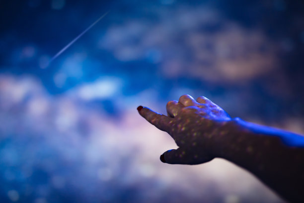 欣赏夜空和银河星星。图片下载