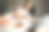 年轻女子坐在床上吃着清淡的早餐图片下载