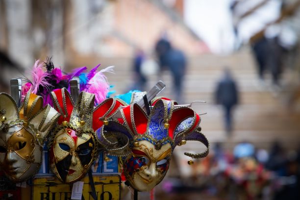 威尼斯狂欢节上一堆五颜六色的面具图片下载