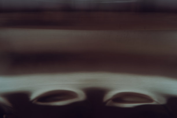 棕色的渐变颜色较深。背景是条纹纹理。图片下载