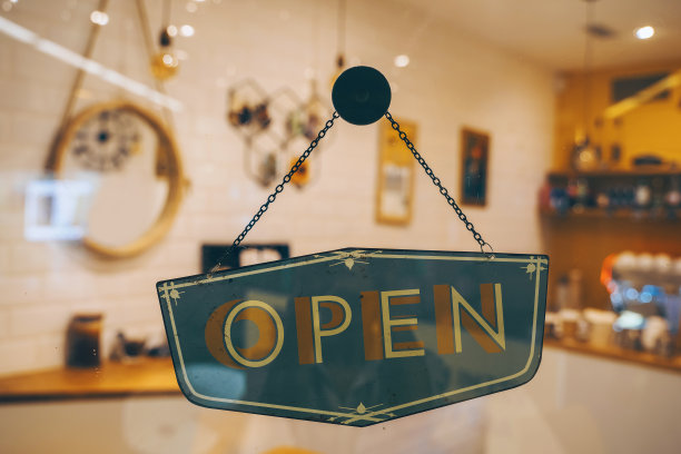 在咖啡店、零售店的玻璃门上打开标识。当地的小型餐饮服务企业。图片下载