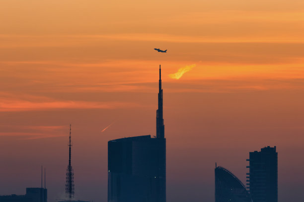 米兰黎明时分的天际线。图片下载