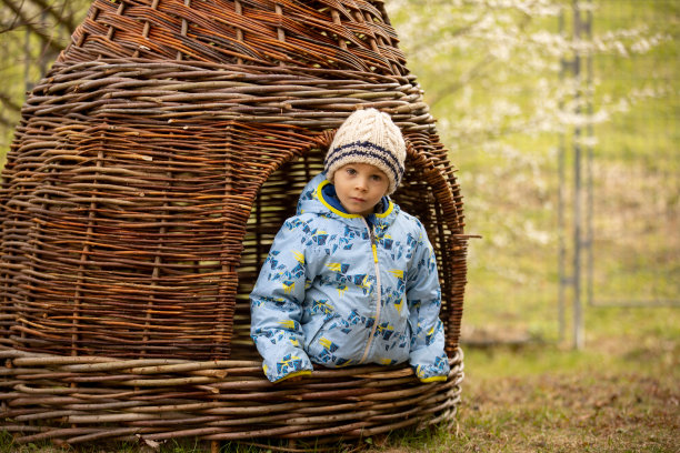 可爱的学龄前儿童，可爱的男孩，在公园的操场上玩耍，春天图片下载