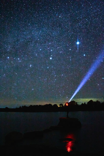 孤独的人在星夜中，拉古纳德洛斯甘博亚在蒙特埃斯科贝多萨卡特卡斯图片下载