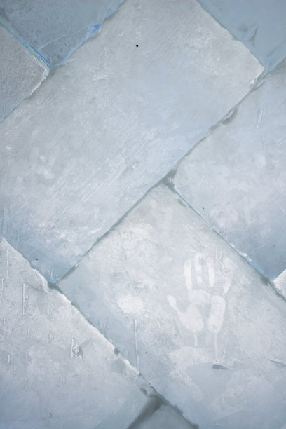 形状的冰块墙与太阳背光图片下载