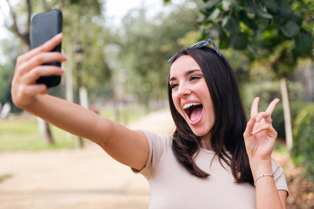 一名女子用手机为社交媒体录制视频图片下载
