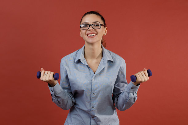 成功的年轻现代女商人在办公室边工作边热身，商业，工作，女性健身和运动健身的概念图片下载