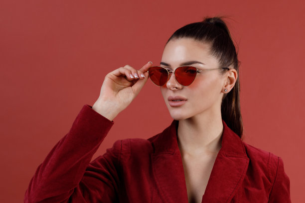 年轻的现代白种人30岁女人在红色天鹅绒夹克脸肖像图片下载