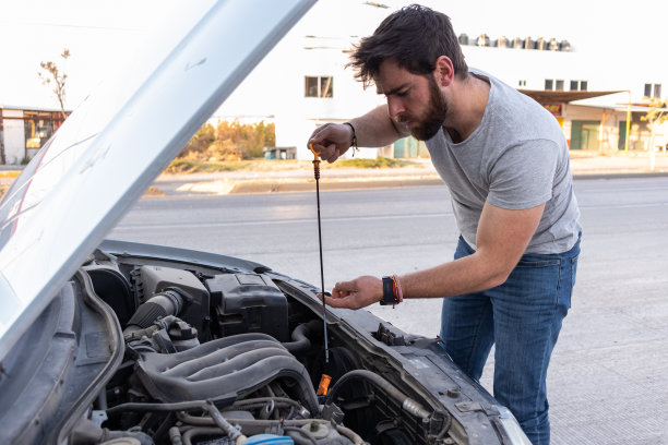 担心的年轻人司机检查机油马达，有问题驾驶，汽车保险概念图片下载