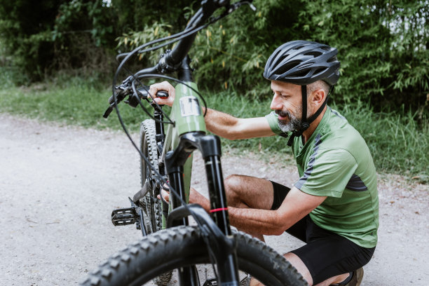 拉丁美洲墨西哥，一名高级男子骑着山地车在户外骑行图片下载