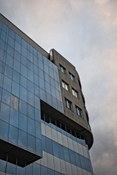 现代玻璃建筑的低角度图片下载