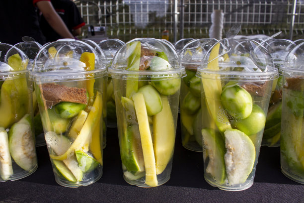 水果混合在塑料杯出售。图片下载