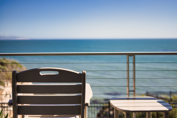 俯瞰大海的椅子和桌子图片下载