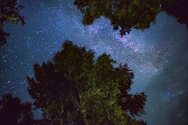概念照片，银河系在星空被厚厚的云层覆盖，危险的地球的概念变化与明亮的星空的概念。黑暗时代即将来临。软焦点图片下载