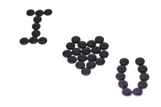 黑色树脂的图片是一个字母，孤立的背景图片下载