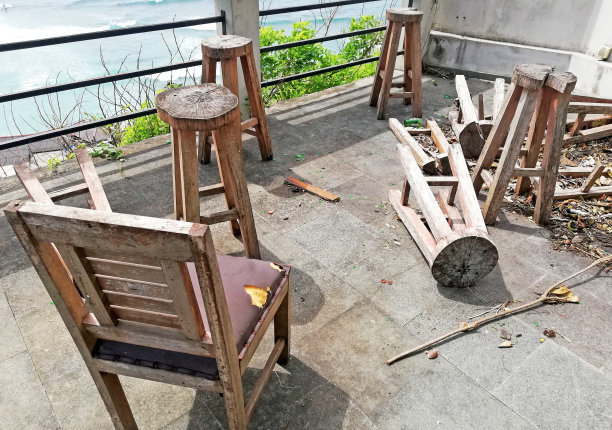 从空无一人的废弃咖啡馆和餐厅俯瞰印度洋图片下载