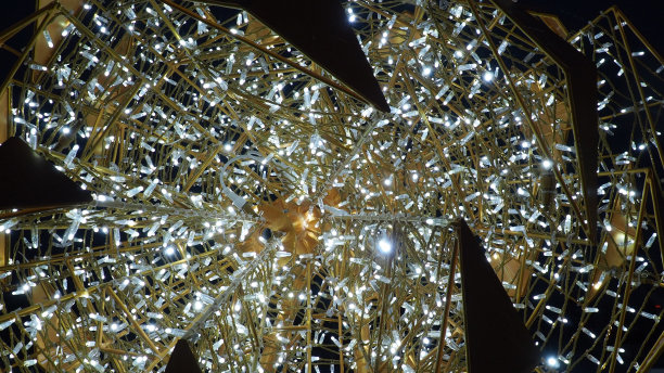 新年和圣诞节城市街道照明。闪烁，闪烁，闪耀，闪烁的电灯泡和灯。美丽的花环和建筑形式。LED节能花环。锥图片下载