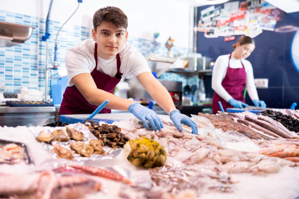 积极的推销员在鱼店展示鱿鱼图片下载