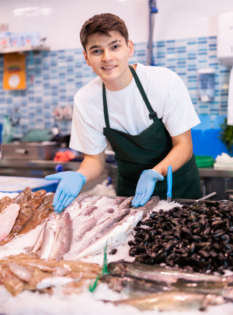 积极的销售人员在鱼店展示露彩鱼图片下载