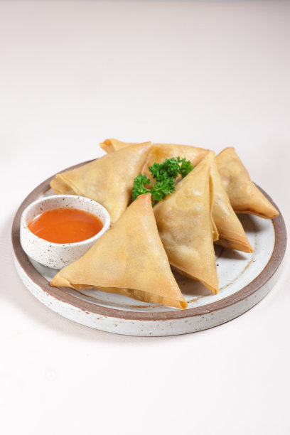 萨莫萨里面有土豆和咖喱肉。图片下载