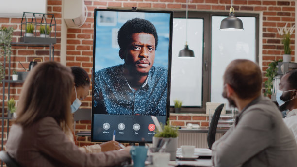 不同的同事在网上视频电话会议上聊天图片下载