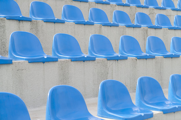 空体育场里的蓝色体育场椅图片下载