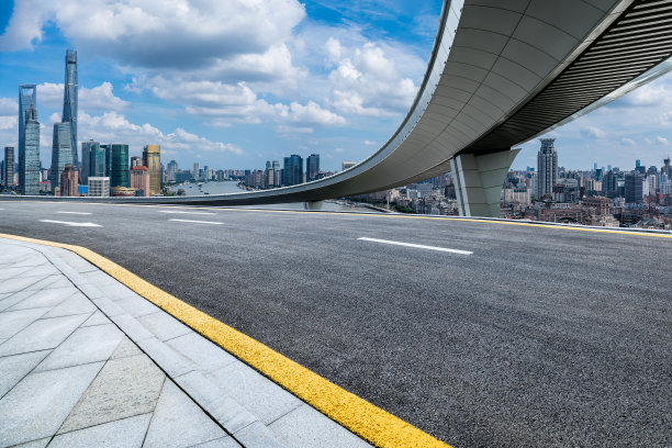 上海的沥青路桥与天际线图片下载