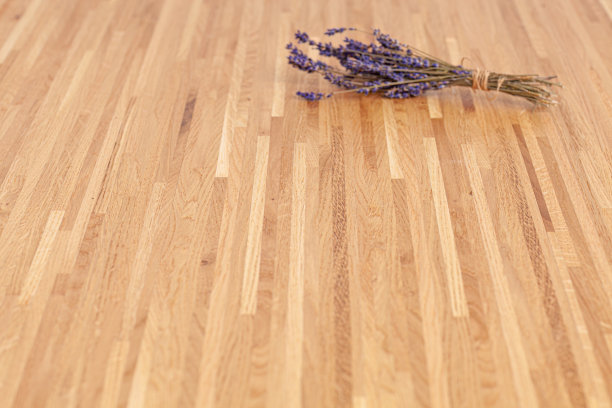 木地板上放着干薰衣草图片下载