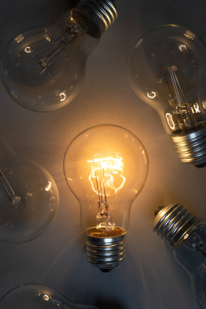 经典灯泡在黑暗中发光的概念图片下载