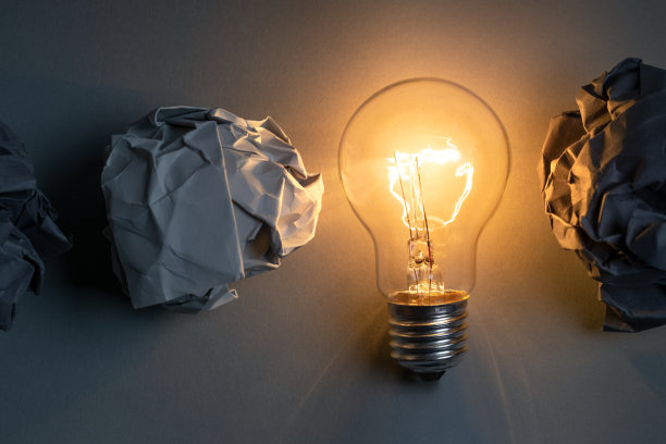 经典灯泡在黑暗中发光的概念图片下载