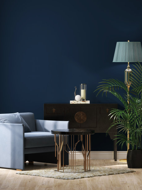 蓝色麂皮扶手椅，黑色大理石边桌，亚洲风格的木制橱柜，落地灯和棕榈树，现代优雅的藏蓝色墙壁和拼花地板客厅，阳光从窗帘透进来图片下载