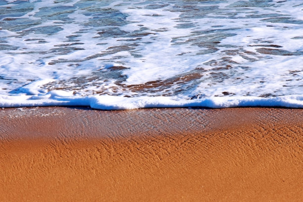 晨光照耀的海滩岸边图片下载