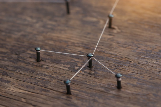 网络与纱白色连接在木板上图片下载