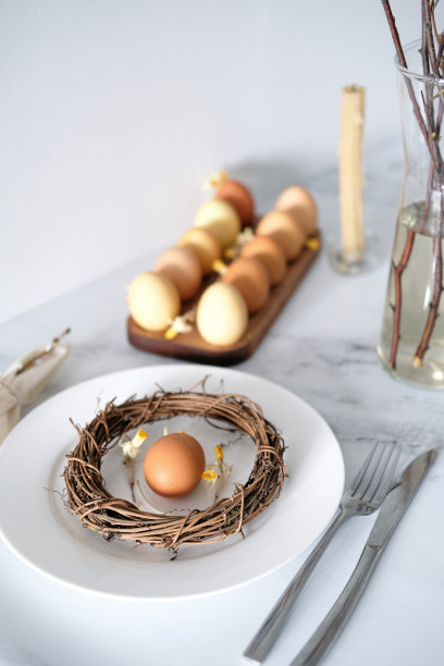 节日复活节餐桌设置与复活节兔子由亚麻餐巾和黄色鸡蛋图片下载